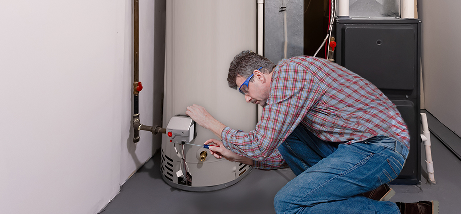 contractor replacing water heater